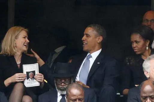 Mme Thorning-Schmidt, entourée de David Cameron et Barack Obama, tendait son téléphone à bout de bras et s'apprêtait à prendre un cliché des trois, tout sourire, dans le stade de Soccer City à Soweto en Afrique du Sud où se déroulait la cérémonie.