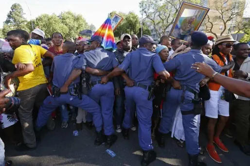 Ils forcent les barrières pour voir Mandela