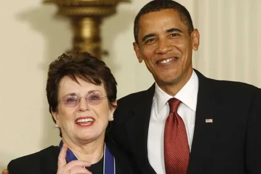 Billie Jean King, ancienne championne de tennis, est ouvertement lesbienne et militante de cette cause. En 2009, Barack Obama lui a remis la médaille de la liberté (photo).