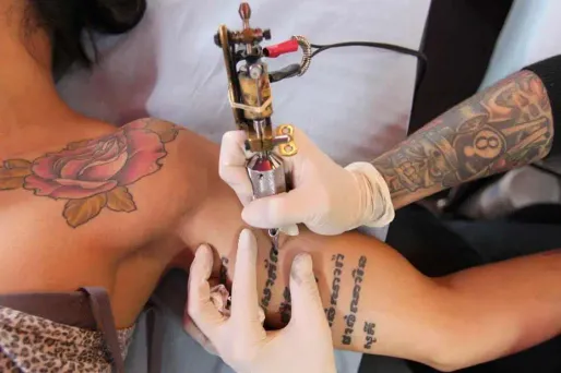 Le monde du tatouage, qui compte de 3.500 à 4.000 professionnels, était en émoi depuis quelques mois en raison d'un arrêté ministériel interdisant 59 colorants sur 153 utilisés dans les produits cosmétiques et notamment dans les encres de tatouage "pour des raisons de sécurité".