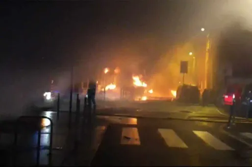 Un camion transportant du gaz prend feu