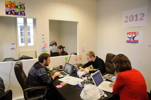 Des membres de l'équipe d'Obama en 2008 ont investi le QG de François Hollande.