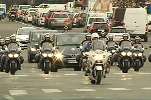 Après avoir passé le pont Alexandre III, le cortège est entré aux Invalides pour une cérémonie privée.
