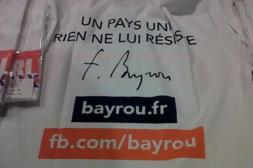 "Irrésistible" sur les t-shirts de Bayrou (E1)