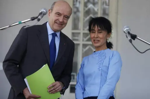 Alain Juppé et l'opposante Aung San Suu Kyi.