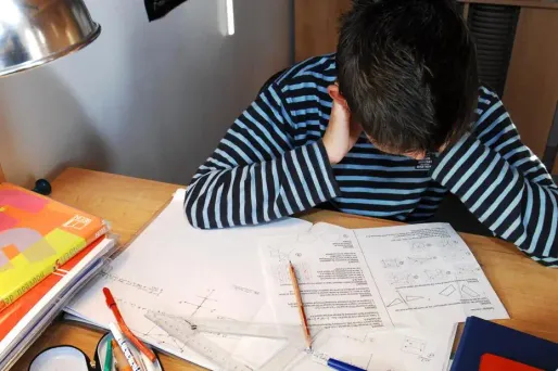 Une cinquantaine de personnalités, dont Abd Al Malik, Boris Cyrulnik ou Stéphane Hessel, ont signé un "Pacte contre l'échec scolaire" publié jeudi dans Libération.