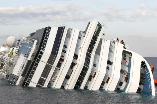 En raison des mauvaises conditions météorologiques, le paquebot sombre. Les secours ont été stoppés.