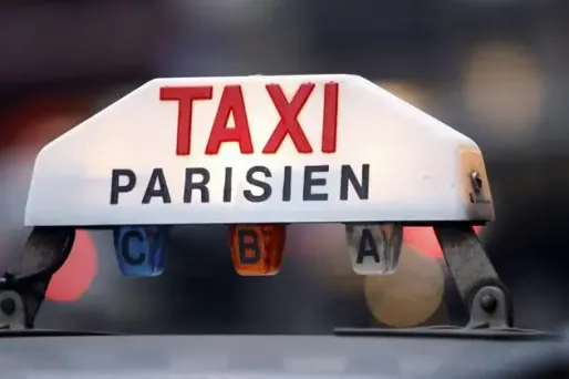 Un chauffeur de taxi est soupçonné d'avoir agressé une cliente mardi soir après l'avoir conduite chez elle.