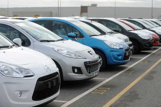 Le marché automobile, malgré des groupes français à la peine face à la concurrence étrangère, a sauvé les meubles en 2011 avec un recul des immatriculations de voitures neuves moindre que prévu, mais 2012 s'annonce comme une année sombre.
