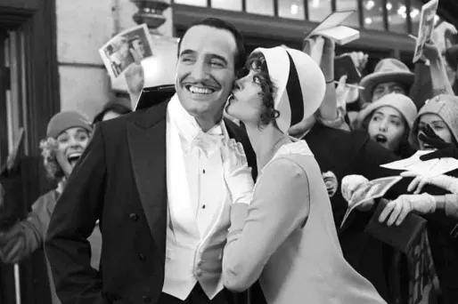 Nicolas Sarkozy s'est gentiment moqué lundi de l'accent anglais du "fantastique" Jean Dujardin.