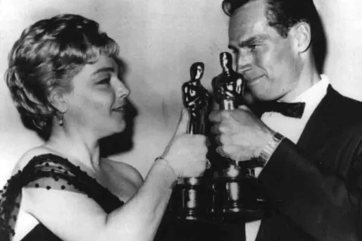 Simone Signoret fêtant, en 1960, son Oscar avec Charlton Heston.