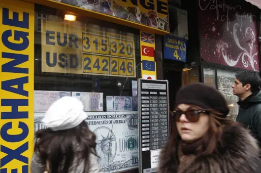 REPORTAGE - Les Hongrois vident leurs comptes