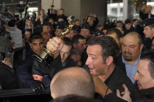 Jean Dujardin a été assailli par une nuée de journalistes à son arrivée.