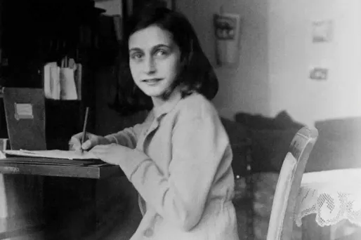 D'après une ex-Mormone, Anne Frank a déjà baptisée au moins neuf fois dans le passé.