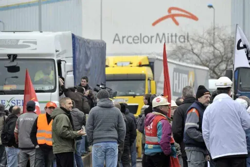 Les syndicats d'ArcelorMittal bloquent depuis le début de la matinée toutes les sorties de camions de marchandises.