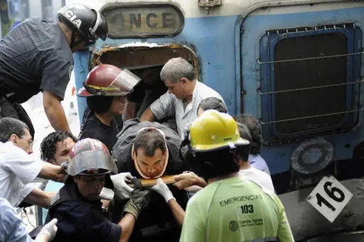 Le train n'a pas freiné en entrant en gare à Buenos Aires. 49 passagers sont morts et au moins 550 sont blessés.