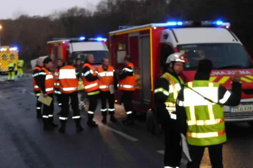 Une centaine de pompiers est intervenue sur les lieux de l'accident.