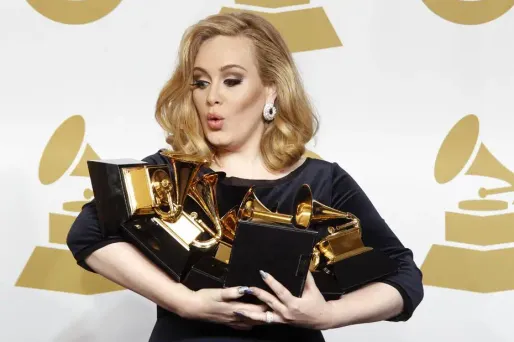 Adele rafle tout aux Grammy Awards