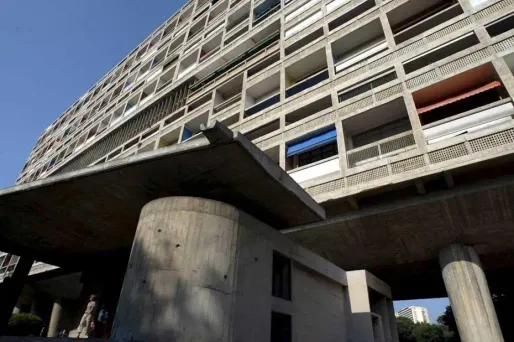 Une femme de 91 ans qui a fait une chute en sortant du bâtiment a été transportée à l'hôpital dans un état grave.