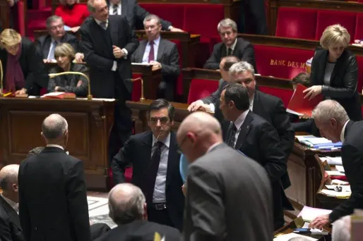 François Fillon, suivi de ses ministres, quitte l'hémicycle mardi après la question du député Serge Letchimy.