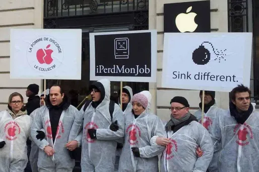 Des revendeurs Apple ont manifesté leur colère devant un Apple Store parisien jeudi.