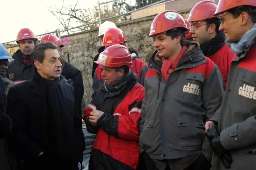 L'Elysée aurait expressément demandé au responsable du chantier qu'a visité Nicolas Sarkozy jeudi de doubler le personnel. La raison ? Garantir une présence importante sur le site.