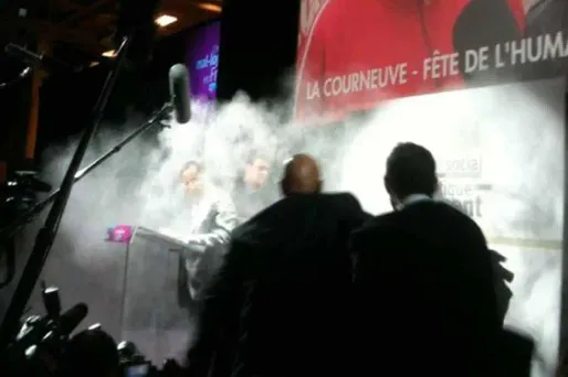 Hollande "enfariné" lors d'une manifestation