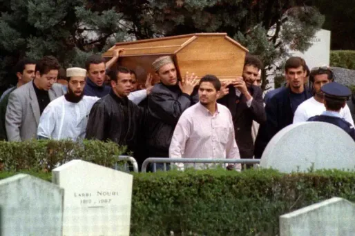 La tombe de Khaled Kelkal, enterré en 1995 près de Lyon, n'était pas devenue un lieu de pélerinage.
