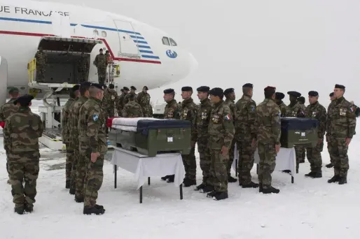 les corps des quatres militiaires français tués en Afghanistan ont été rapatriés dimanche 22 janvier.