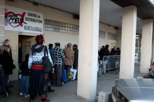 L’aide de la grande distribution aux associations comme les Restos du cœur tarde à venir. Certaines personnes dans le besoin ne peuvent être servis, faute au nombre croissant de pauvres.