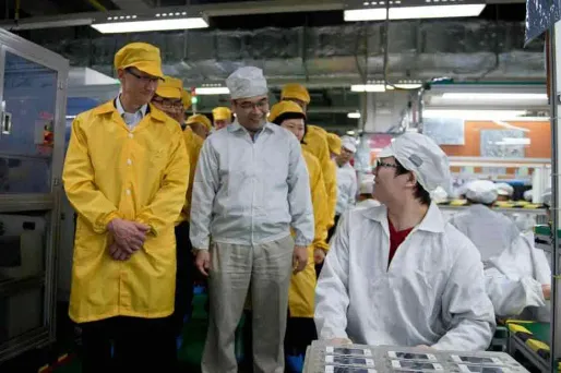 Le P-DG d'Apple Tom Cook en visite jeudi dans la nouvelle usine Foxconn à Zhengzhou.