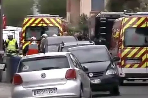 Le père de Mohamed Merah a annoncé vouloir porter plainte contre la France "pour avoir tué" son fils.