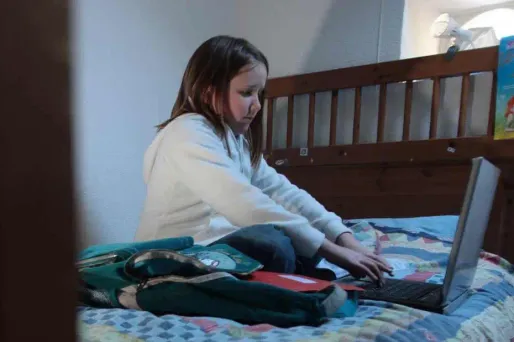 Alors qu’une grande majorité des adolescents possèdent un compte Facebook, 64% des 11-13 ans avouent tricher pour en ouvrir un, révèle le baromètre 2011 "enfants et Internet".