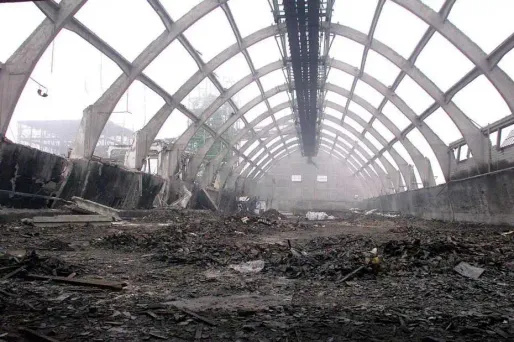 L'usine AZF, qui appartient à Total, a été littéralement soufflée par l'explosion, entendue ce 21 septembre 2001 à 80 km à la ronde.