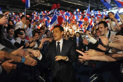 Devancé par Hollande, Sarkozy tente de relancer sa campagne avec l'Europe