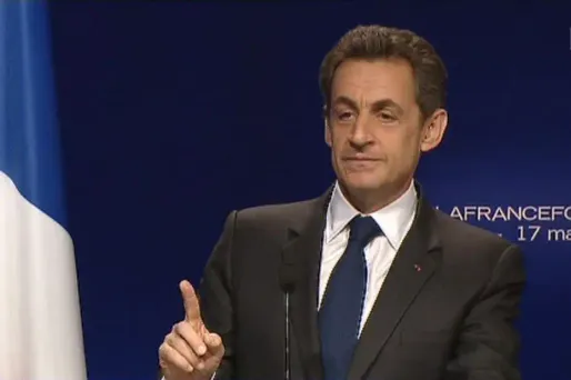 Nicolas Sarkozy a raillé la volonté de son rival PS de retirer le mot "race" de la Constitution, ainsi que son souhait de modifier le dispositif des Zep et Zup.