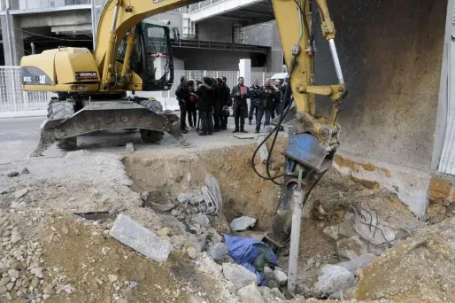 La bombe de taille inhabituelle (1,60 m de longueur pour 60 cm de diamètre) et pesant une tonne, dont 650 kg de charge explosive, avait été percée accidentellement le 9 mars par un tractopelle brise-roche.