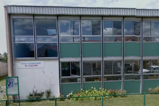 Un enseignant qui a fait lire un livre aux passages choquants à des écoliers à reçu un blâme mardi.