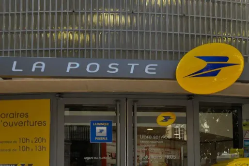 Une postière aspergée d'essence