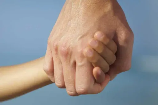 L'Assemblée va étudier un projet de loi pour faciliter l'adoption, alors que des familles, dans l'impasse, choisissent de placer leur enfant.