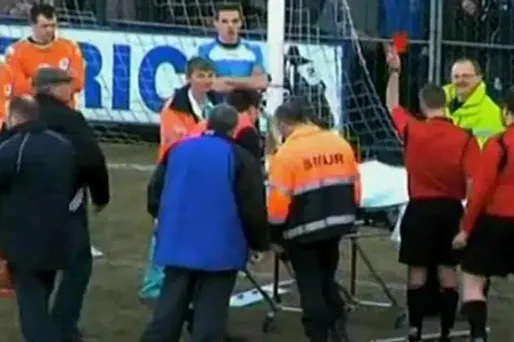 Il prend un carton rouge sur la civière