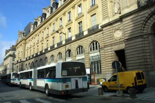 Le suicide d'un cadre de la Poste à Rennes a provoqué la colère de ses proches.