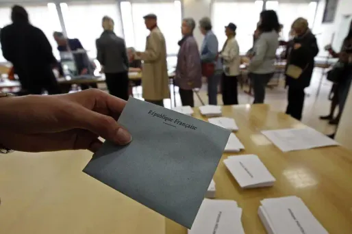 La Commission de contrôle de la campagne a recommandé lundi la fermeture de tous les bureaux de vote à 20h00 le 6 mai prochain.