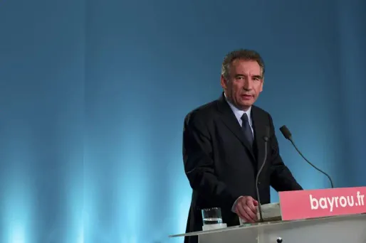 L'ex-candidat centriste François Bayrou demande dans une lettre à Nicolas Sarkozy et François Hollande des "mesures crédibles" pour le redressement financier de la France, jugeant leurs projets respectifs insoutenables économiquement.