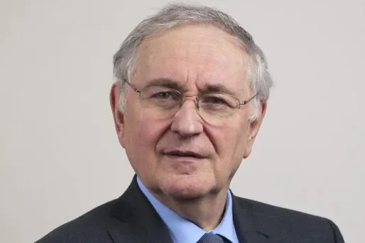 Il a effectué le début de sa scolarité au collège français de la capitale argentine.