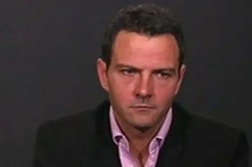 L'ancien trader Jérôme Kerviel, qui dit "vivre un enfer" depuis qu'il a été très lourdement condamné en 2010 pour une perte record à la Société générale, repart à l'offensive par la voix de son nouvel avocat en portant plainte contre la banque, accusée d'avoir "truqué" des enregistrements.