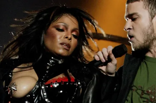Janet Jackson avait brièvement dévoilé un sein lors du Superbowl en 2004. L'affaire continue de faire des vagues.