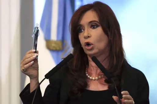 "La compagnie continuera à fonctionner comme une société anonyme, avec des directeurs professionnels", a déclaré Cristina Kirchner.