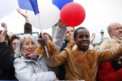 Meetings Sarkozy/Hollande: la presse raille un "roulage de biscoteaux"