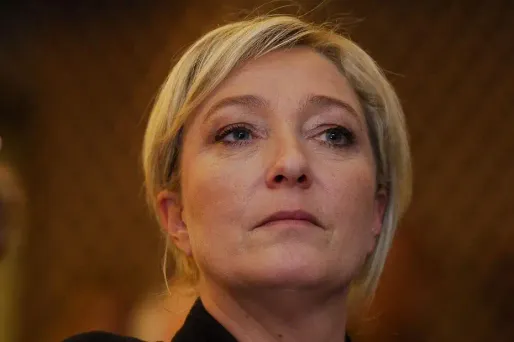Marine Le Pen propose d'interdire les supermarchés dans les villes de moins de 30.000 habitants.
